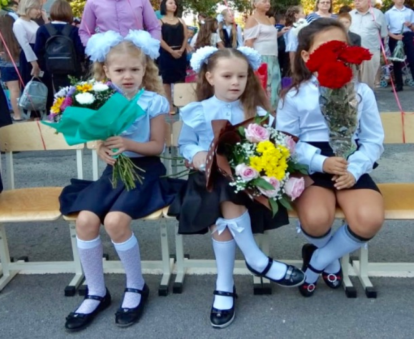 День знаний в шахтинских школах: повод дарить или не дарить цветы?