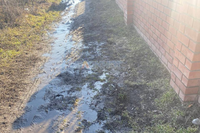 Прорыв водопровода затапливает дворы на улице Воровского в Шахтах