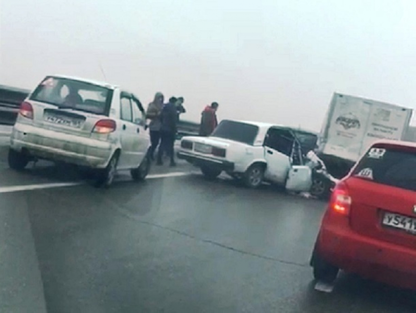 «Семерку» вместе с водителем расплющило об грузовик в страшной аварии под Шахтами