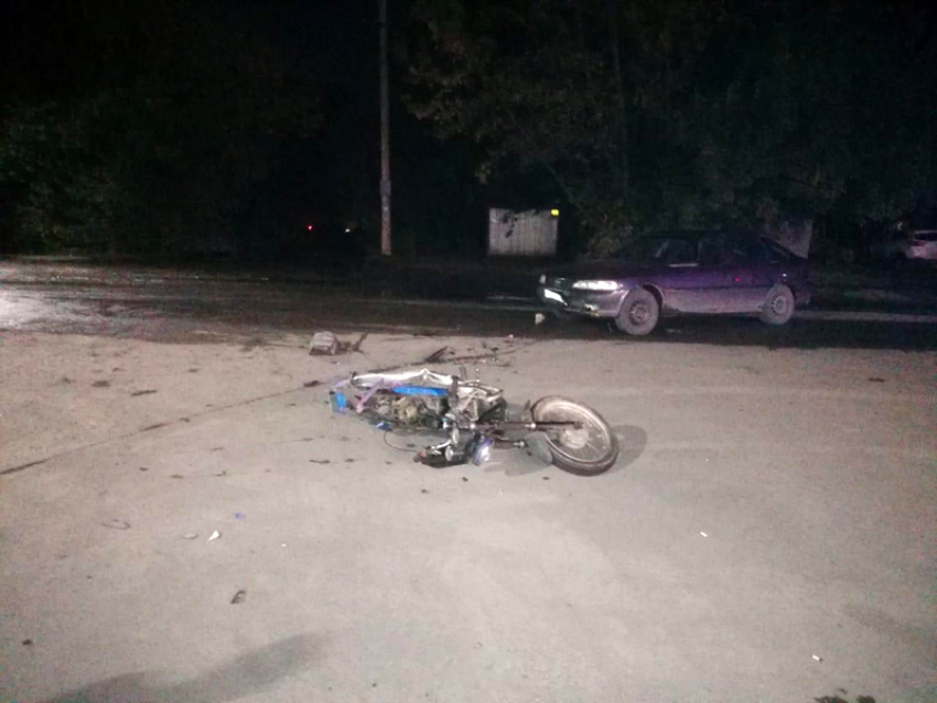 В Шахтах столкнулись мотоцикл и легковой автомобиль