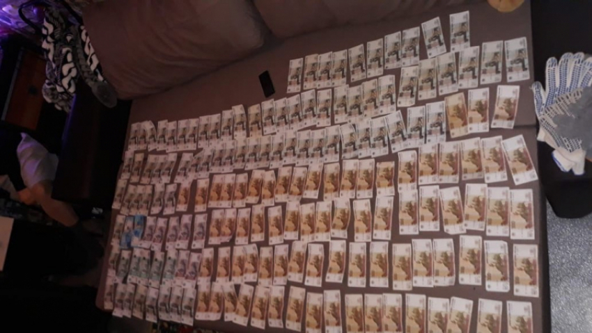 Добычей налетчиков, ограбивших почту и магазин в Шахтах, стали 30 тысяч рублей