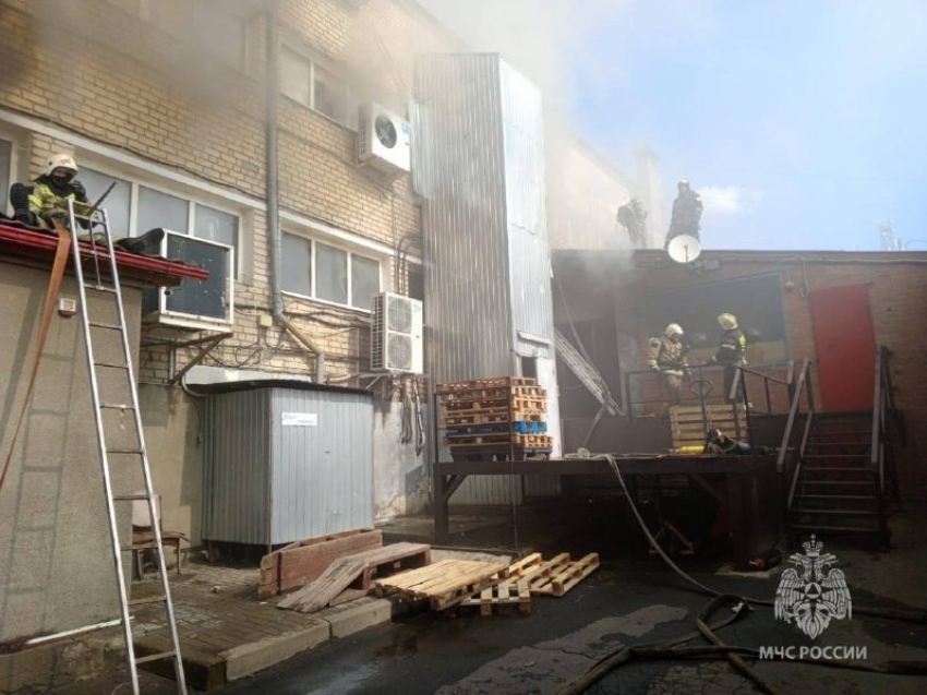 Крупный пожар в Новошахтинске: горит ТЦ 