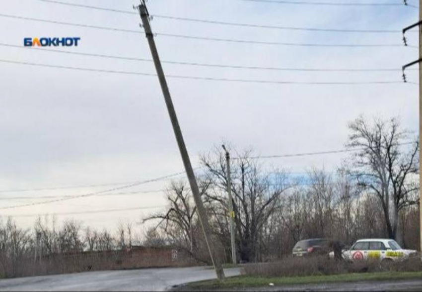 Электрический столб вот-вот упадет на дорогу в Шахтах