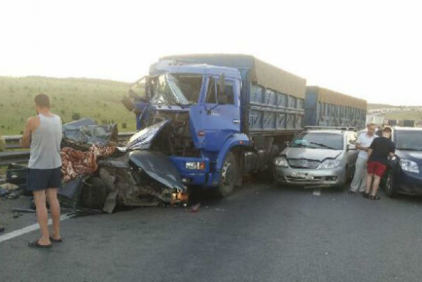 Водитель из Ростовской области стал виновником чудовищной аварии