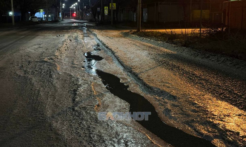 Движение по улице Звездная в Шахтах стало опасным из-за прорыва трубы