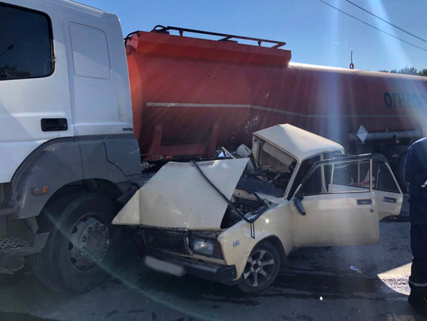 На трассе «Новошахтинск – Майский» в ДТП с бензовозом погибли двое мужчин