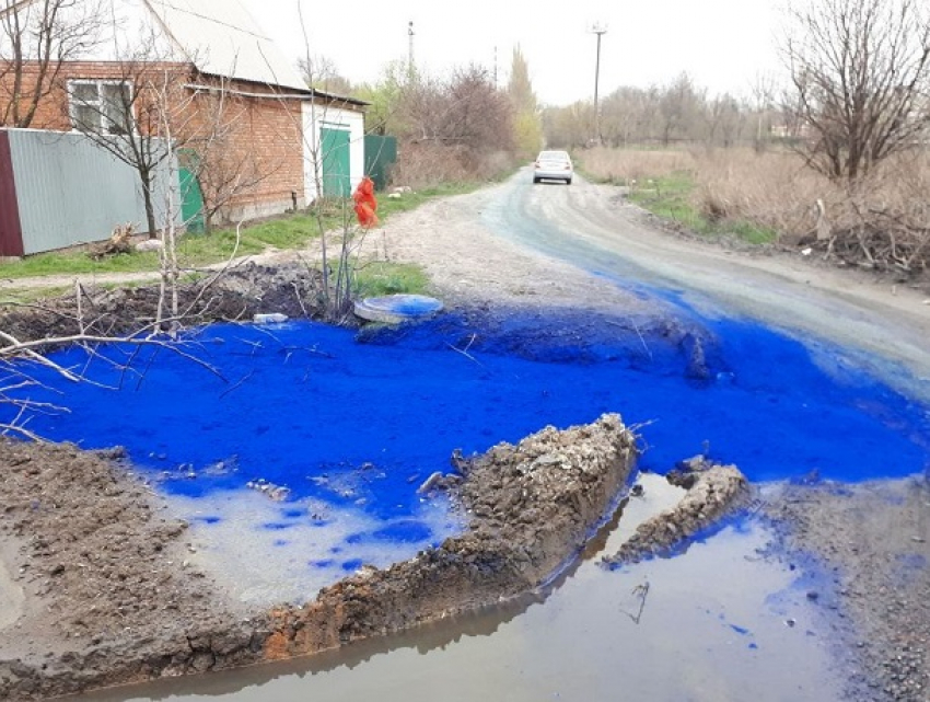 Синюю как небо лужу обнаружили шахтинцы на улице Шевцовой