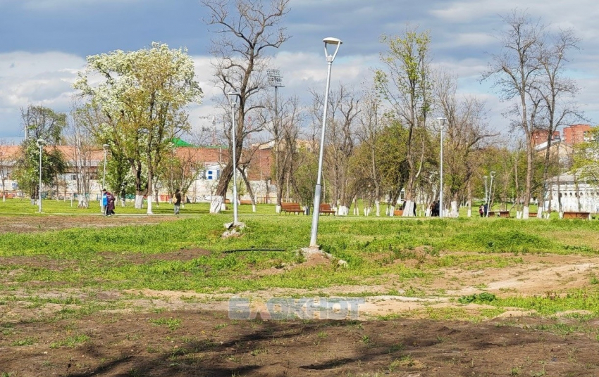 У шахтинцев появились вопросы по поводу новых фонарей в Александровском парке