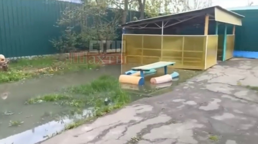 Территорию детского сада № 62 на Артеме в Шахтах затопило канализацией