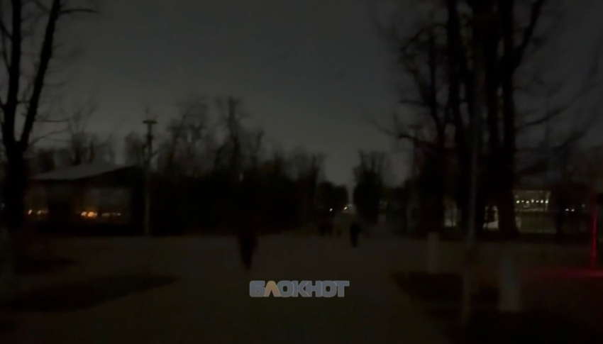 Александровский парк в Шахтах погрузился в кромешную тьму