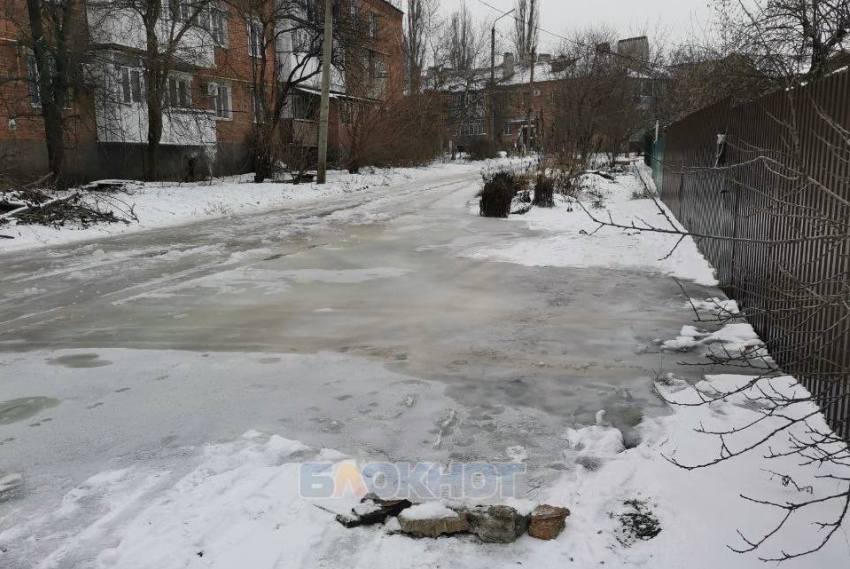 Произошел порыв водопровода, который затопил улицу Островского в Шахтах