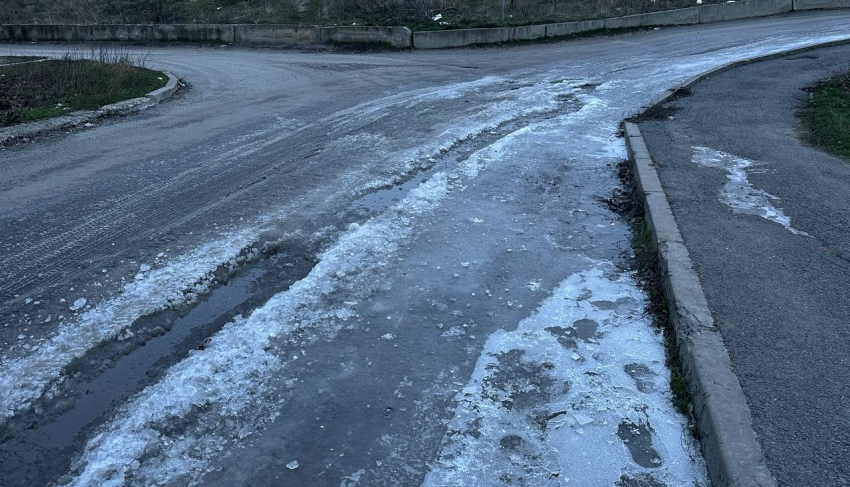 Ледяная горка-ловушка,  последствия порыва трубы в Шахтах