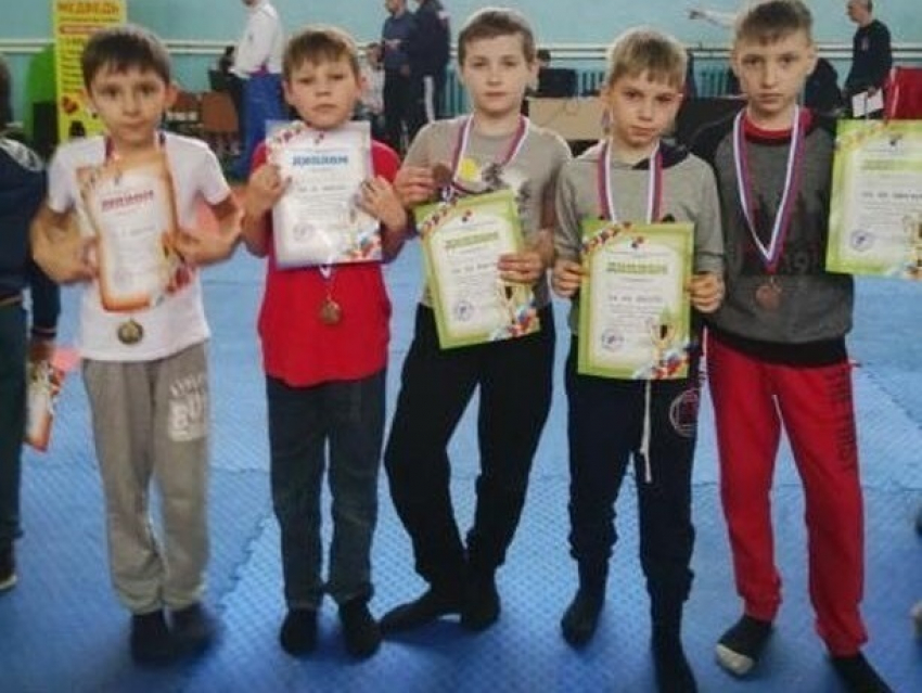 Восемь медалей завоевали на своих первых соревнованиях маленькие кикбоксеры из Шахт