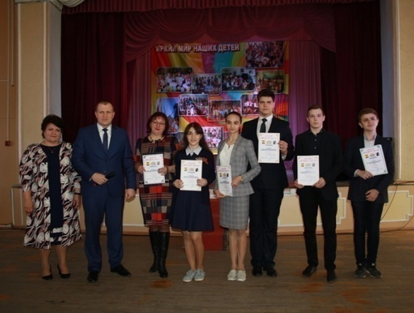 Самых умных шахтинских школьников наградили дипломами победителей научной конференции 