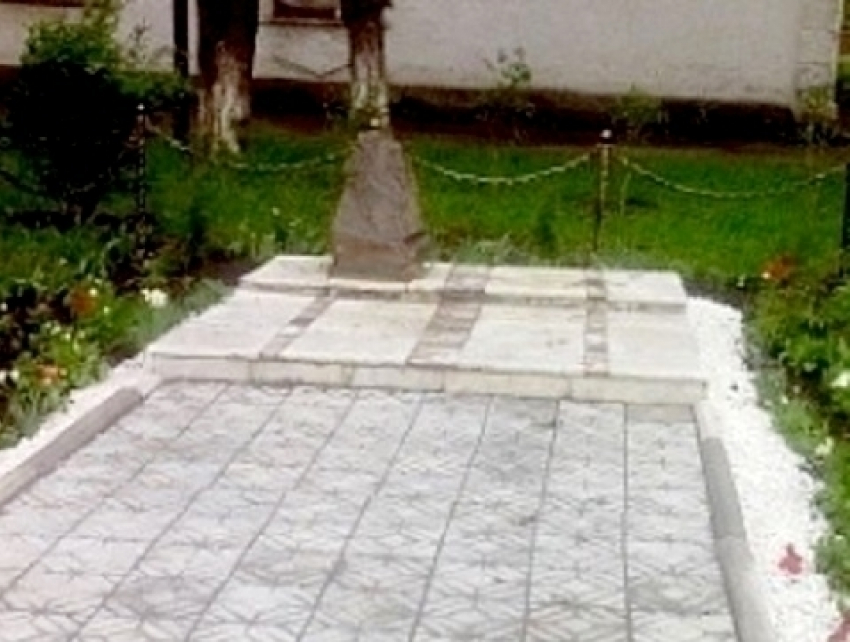 В Шахтах вандалы разрушили памятник медикам, погибшим в годы войны