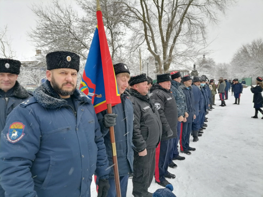 Два десятка казаков ШГКО «Александровск-Грушевское» почтили память своих земляков