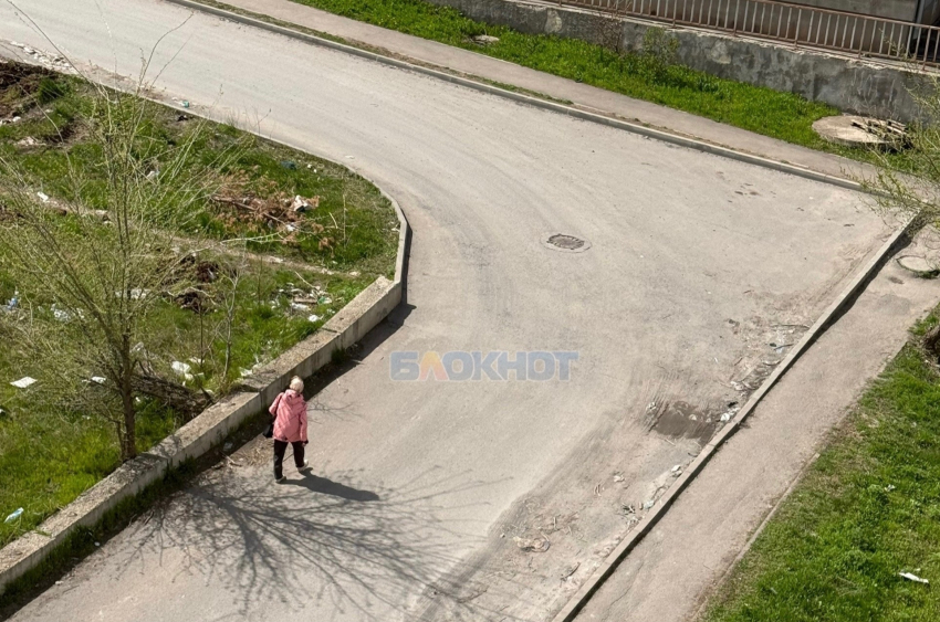 Спустя год водоканал устранил утечку воды на Искре в Шахтах 