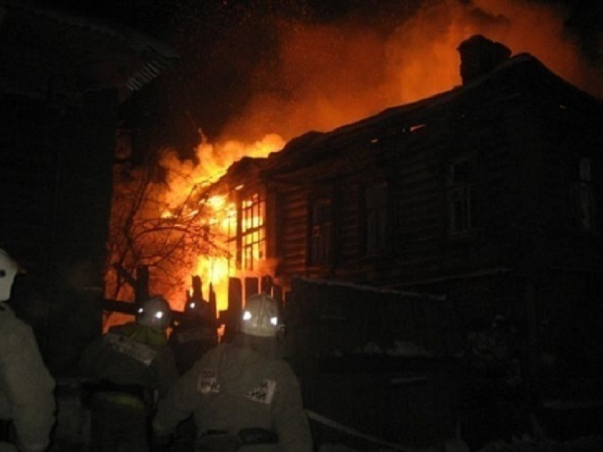Ночью в Шахтах сгорел одноэтажный жилой дом