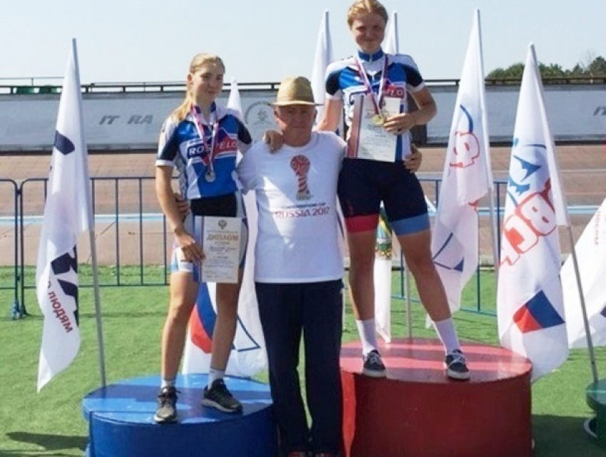 Сразу четыре «золотые» медали привезли с первенства России по велотреку шахтинки Софья Володина и Алина Мелихова