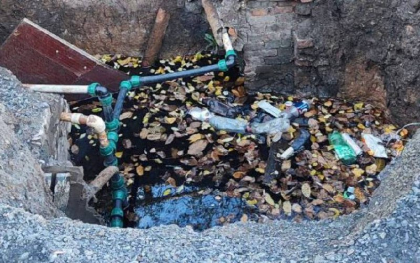 После замены водопроводных труб осталась открытая яма в поселке Артем в Шахтах