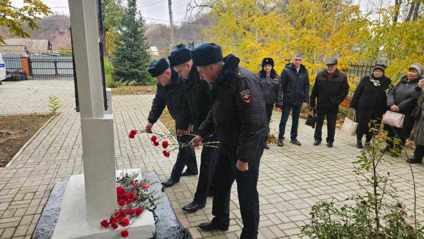 В Шахтах почтили память сотрудников ОВД, погибших при выполнении служебного долга