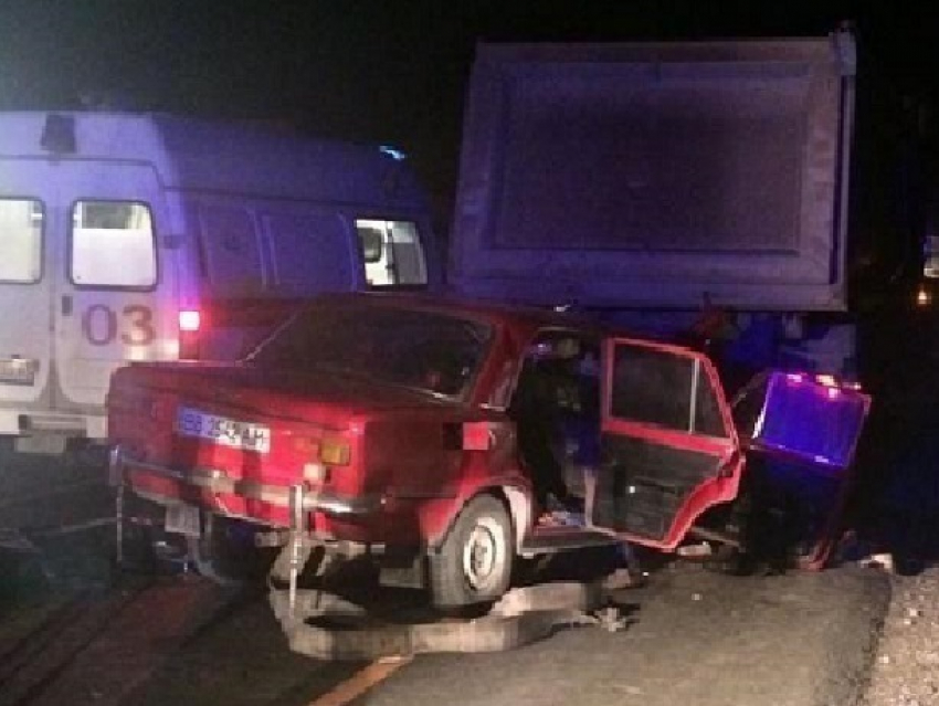 Стали известны подробности страшного ДТП легковушки и «Фредлайнера»