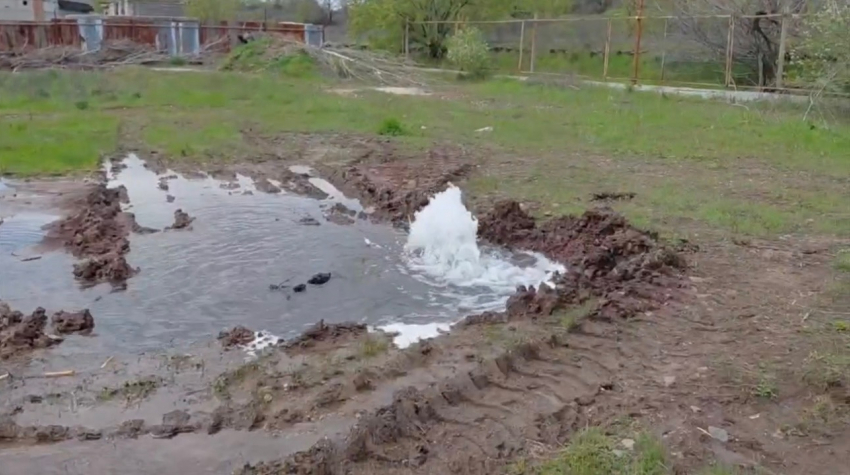 Шахтинцы выразили недовольство частыми утечками воды на улице Юный Спартак