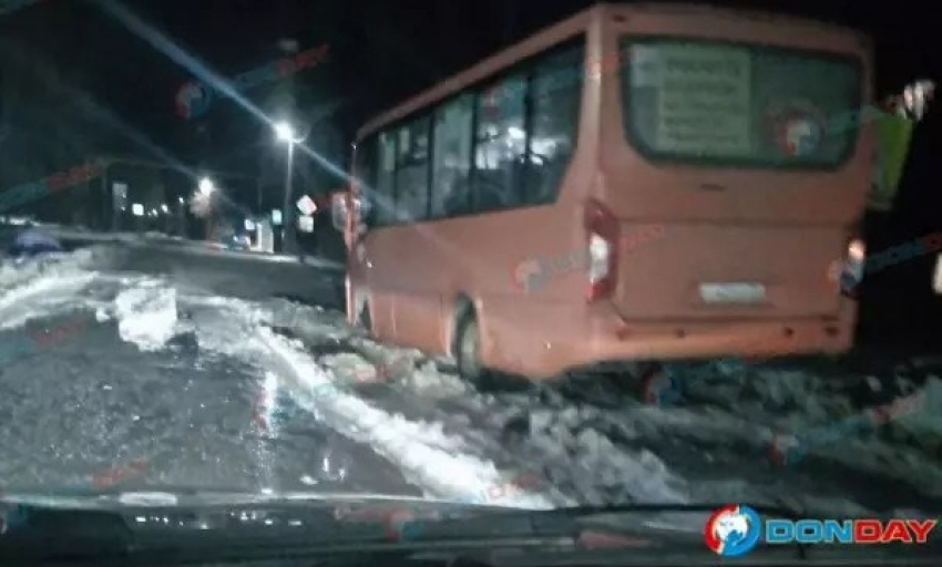 Автобус в Шахтах потерял колесо, пытаясь выбраться из ледяной колеи