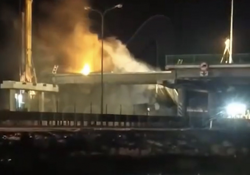 Обрушение моста после ДТП: последствия столкновения самосвала