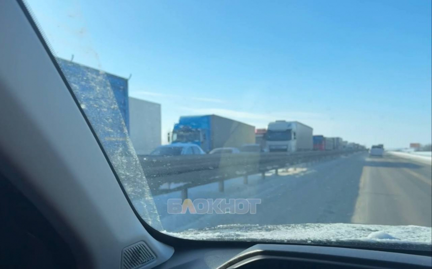 На трассе М-4 «Дон» под Шахтами образовалась пробка в 15 км