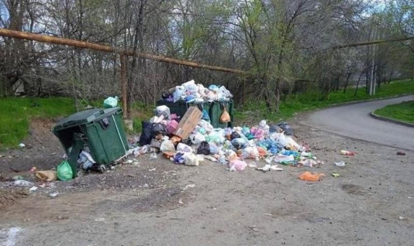 Мусорный и канализационный коллапс беспокоит жителей улицы Земледельческая в Шахтах