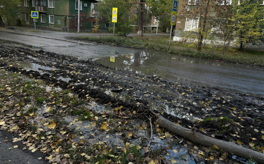 Канализационные стоки затопили переулок Сокольнический в Шахтах
