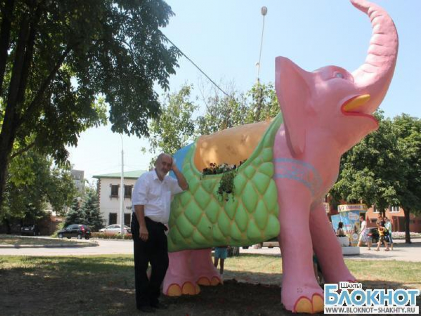 Скульптор города Шахт воздвиг 4-метрового розового слона