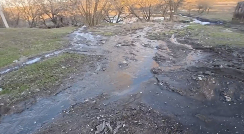 Улицу 10 лет за Индустриализацию в Шахтах затопило канализационными стоками