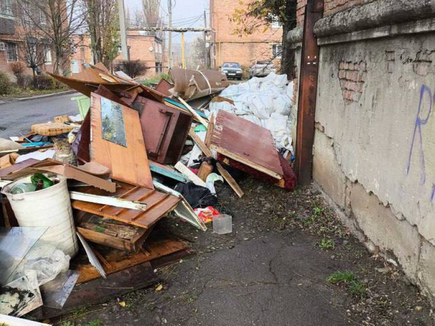 Жителям Шахт приходится идти по проезжей части из-за горы мусора на пешеходной зоне