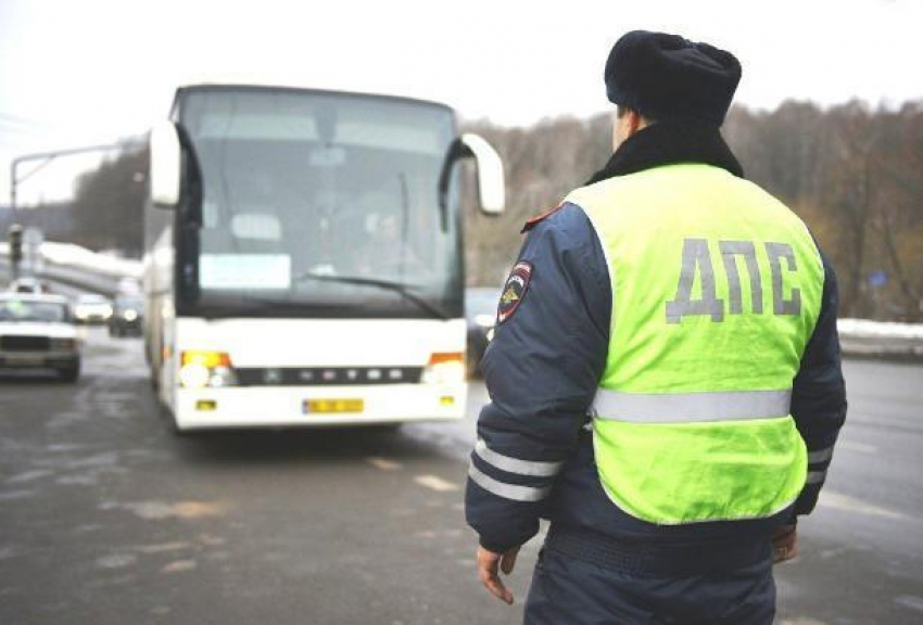 В Шахтах инспекторы ГИБДД проверяли автобусы