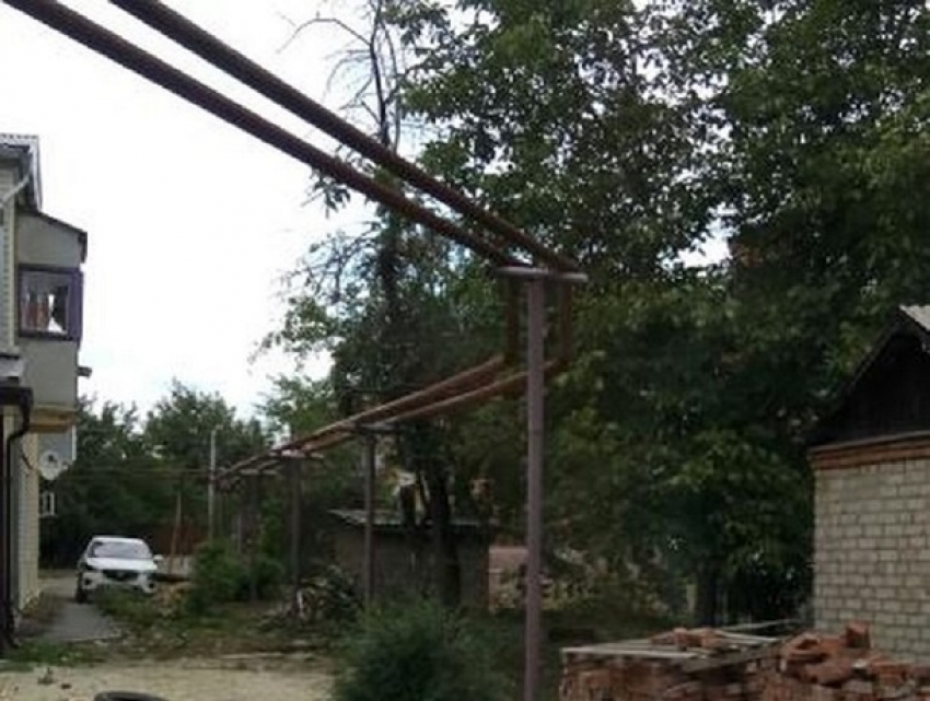 Голыми и открытыми остались трубы теплотрассы в Шахтах после проведенного ремонта