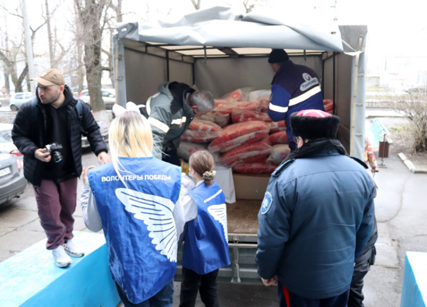 В пункт размещения беженцев передали новую партию гуманитарной помощи