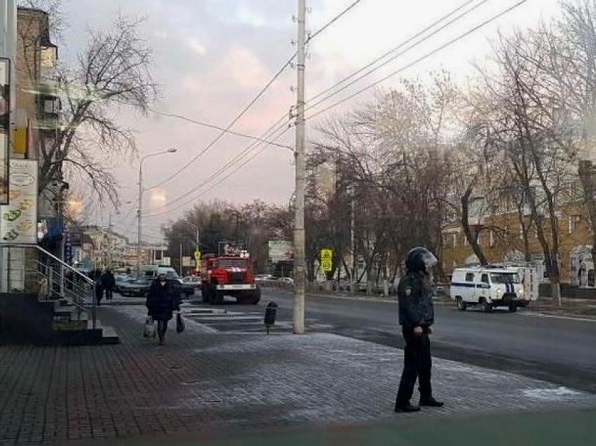 Из-за подозрительной сумки перекрыт центр Шахт