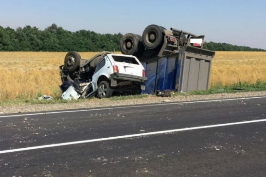 На трассе недалеко от соседнего Новошахтинска в аварии погибли 2 человека 