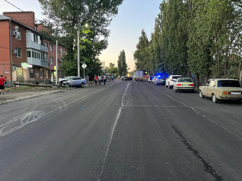 Скончались двое пострадавших, находившихся в отечественной легковушке, попавшей в ДТП в поселке Петровского в Шахтах 
