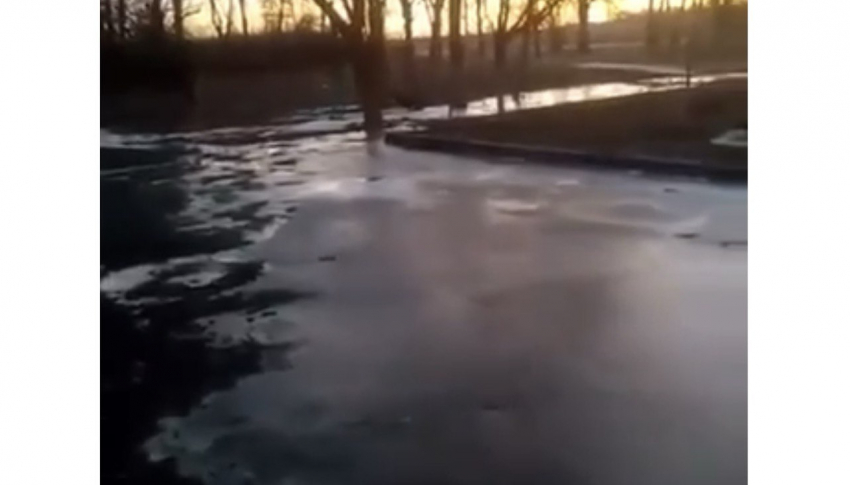 Вход в школу №39 в Шахтах затопило канализацией