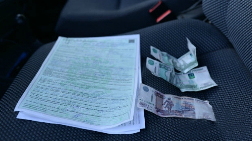 В Шахтах водитель попал под суд за взятку в 1500 рублей