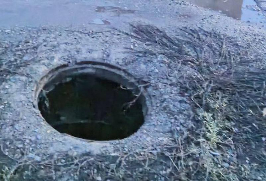 В Аютинском у поликлиники обнаружен открытый люк, создающий опасность для пациентов