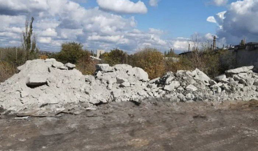  «Серый перевозчик» вывалил строительный мусор в карьер на улице Красина в Шахтах