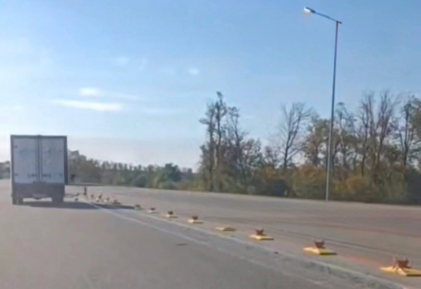 Снесли разделительные столбики для безопасности движения под Шахтами