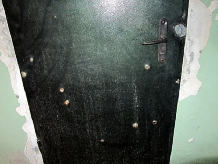 Шахтинец расстрелял дверь квартиры из револьвера после того, как жена не пустила его домой
