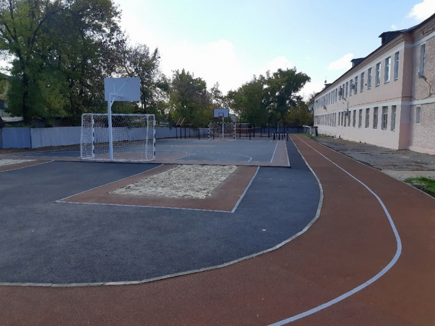 В трех школах Шахт появятся новые современные спортивные площадки