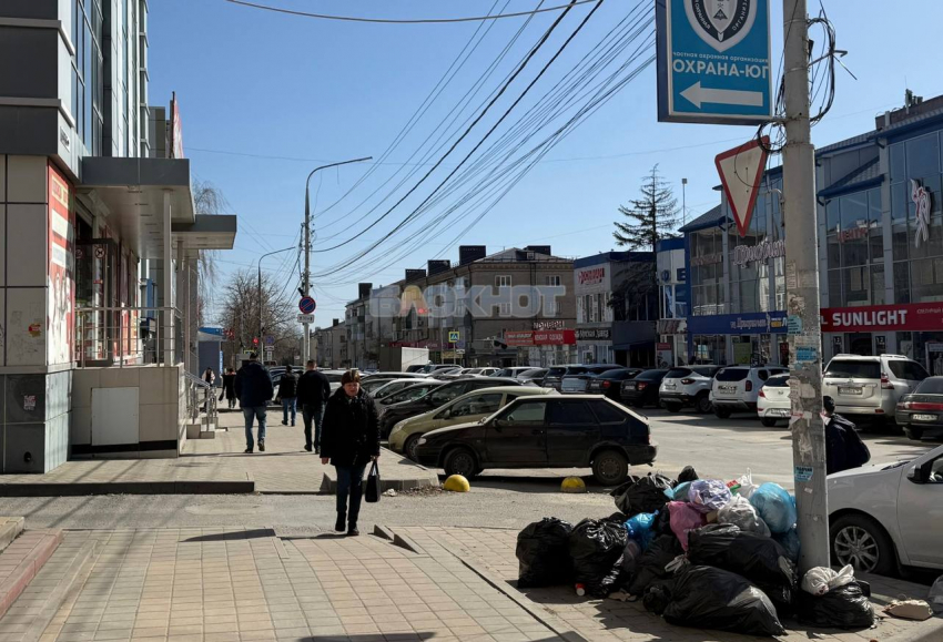 Кучи мусора лежат прямо в центре Шахт