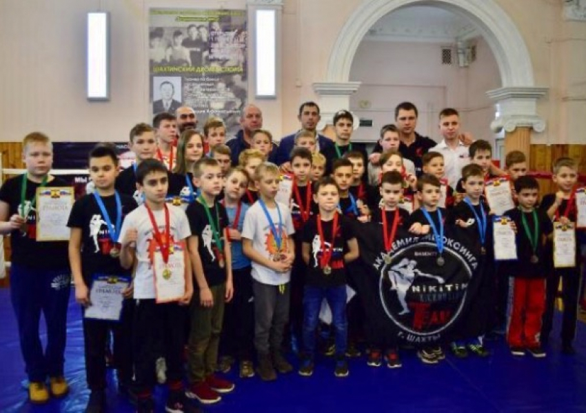 Новогодний подарок городу: 46 медалей завоевали шахтинские кикбоксеры 